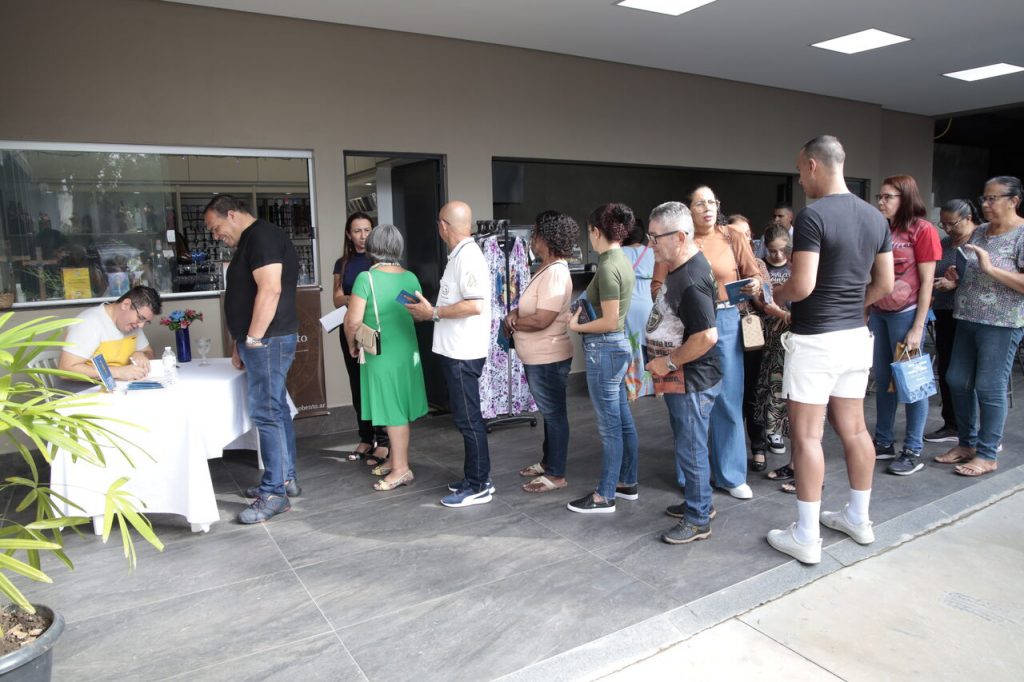 Wellington Alves em sessão de autógrafos do livro "Socorrei-me São José" na Paróquia Santo Alberto