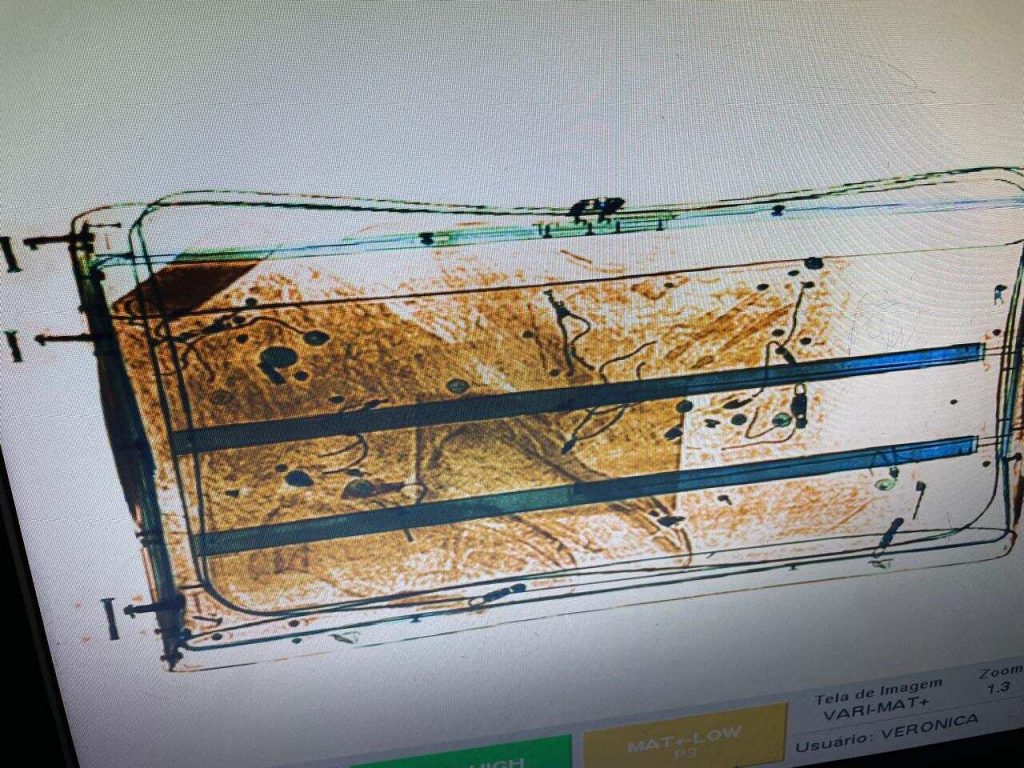 exame com cápsulas de entorpecentes engolidas por passageiros
