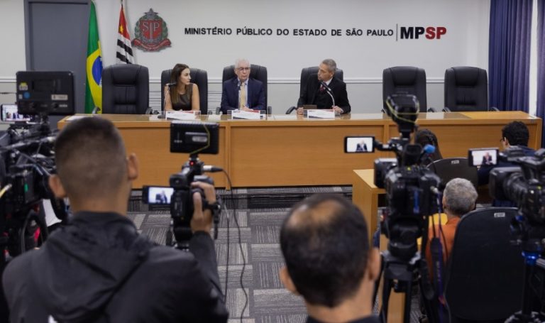 procurador-geral de Justiça, Paulo Sérgio de Oliveira e Costa, e os promotores Vania Caceres Stefanoni e Rodrigo Merli