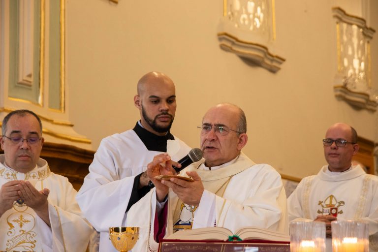Dom Edmilson Amador Caetano em missa na Catedral