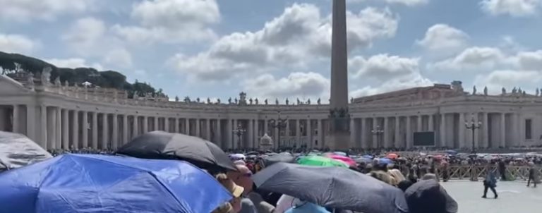 Fila na praça de São Pedro para ver o corpo do papa Francisco
