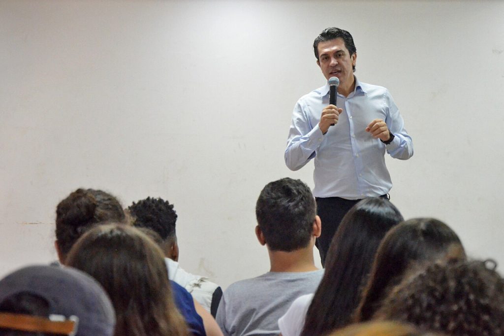 Silvio Alves dá palestra em escola estadual