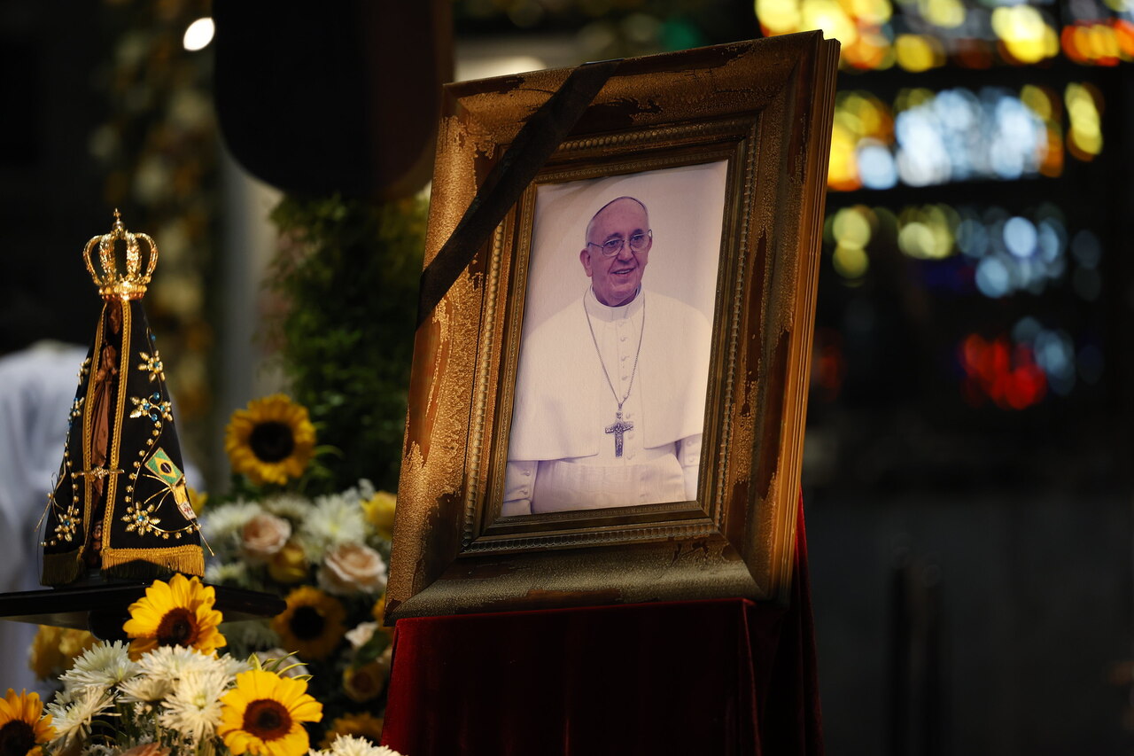 foto do papa Francisco ao lado da imagem de Nossa Senhora Aparecida