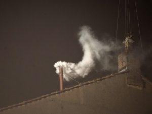 Notícias fumaça branca na chaminé do Vaticano no conclave