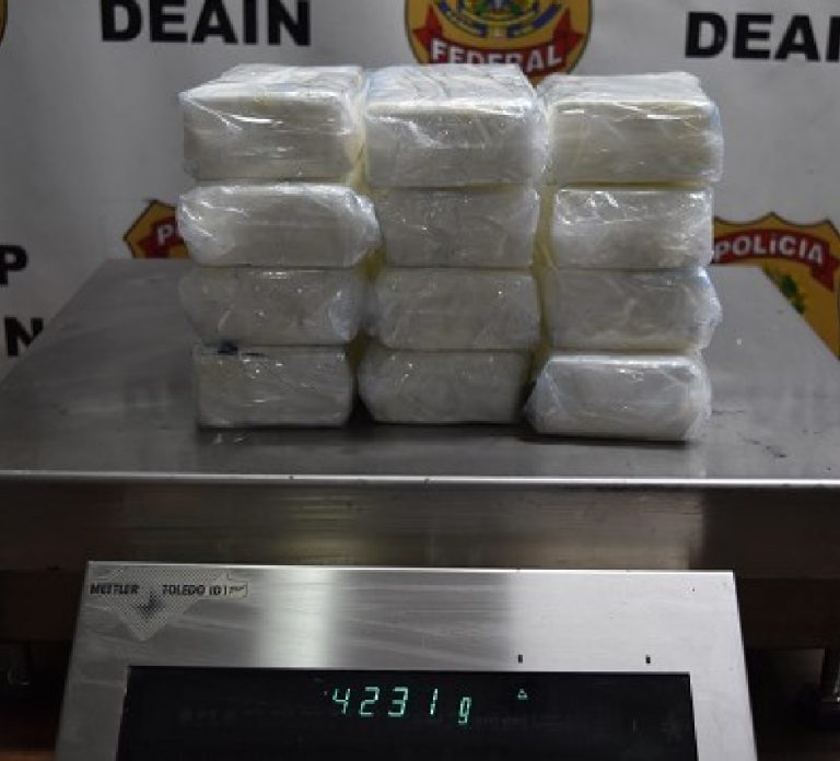 Passageiros são presos por tráfico internacional de drogas e por contrabando pela PF, e são apreendidos passaportes no Aeroporto de Guarulhos