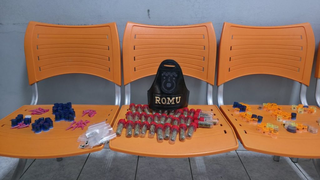 Adolescente e dois homens são apreendidos por tráfico de drogas