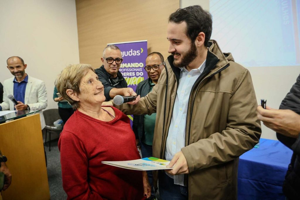 Programa A Casa É Minha atende 163 famílias de nove bairros com títulos