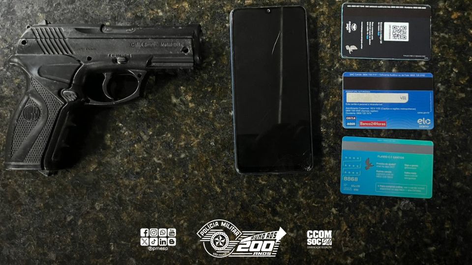 arma, celular e cartões roubados