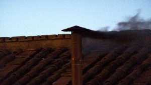 Notícias fumaça preta chaminé da Capela Sistina