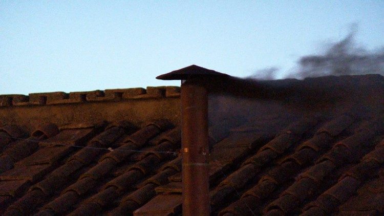 fumaça preta chaminé da Capela Sistina