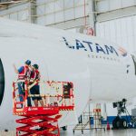 manutenção de avião da Latam no Aeroporto de Guarulhos