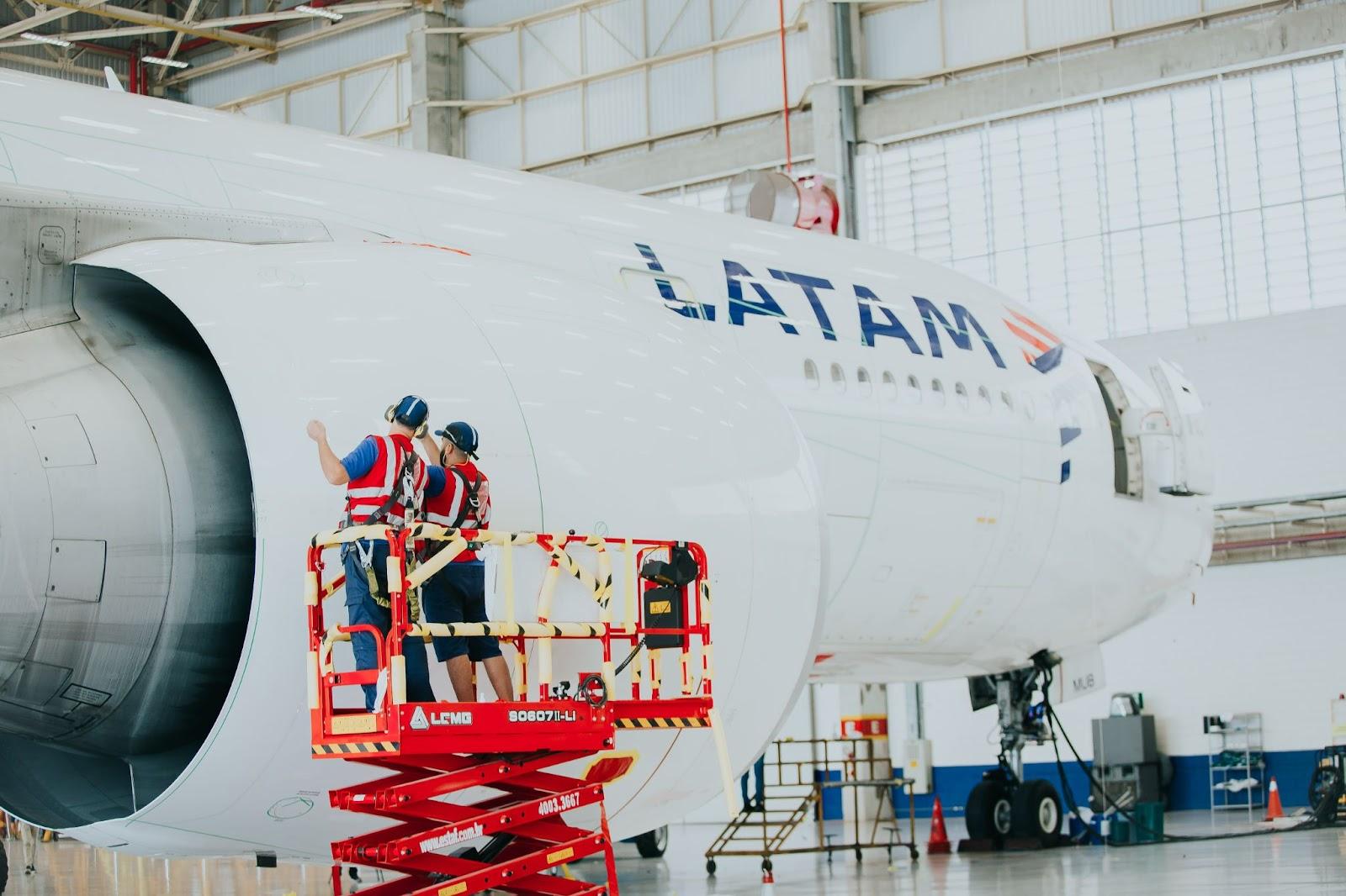 manutenção de avião da Latam no Aeroporto de Guarulhos