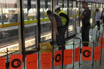 portas do Metrô da Estação Campo Limpo ensanguentadas