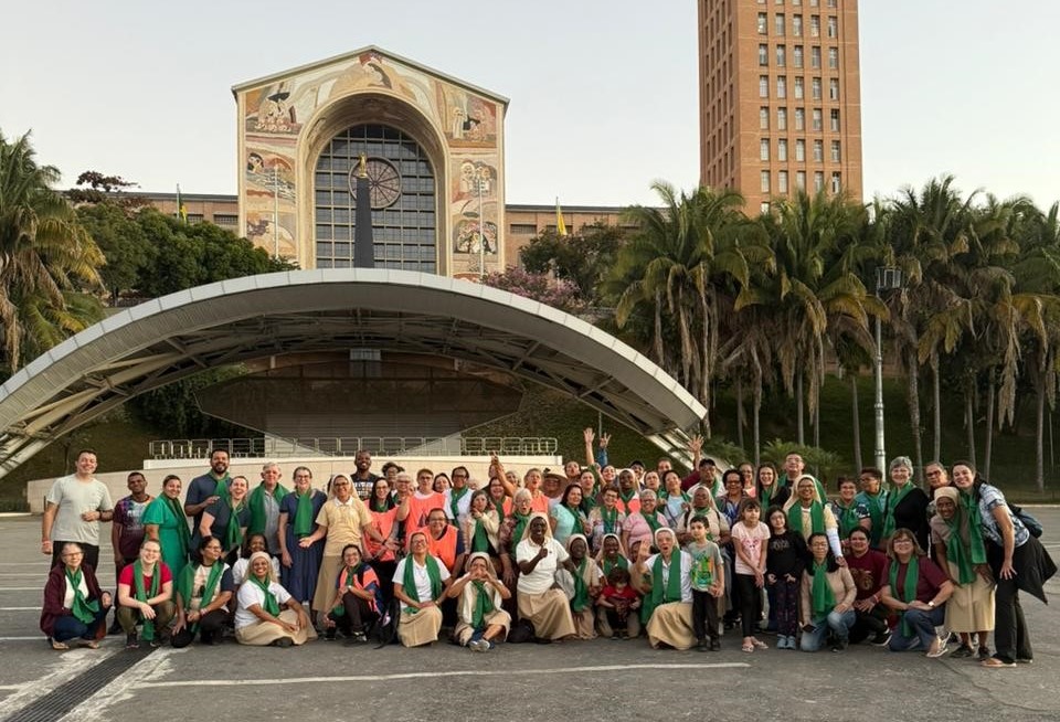 Irmãs Operárias e Amigos de Nazaré no Santuário de Aparecida