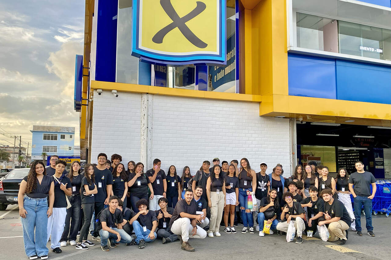 São recebidos alunos de curso técnico pelo X Supermercados para prática em logística
