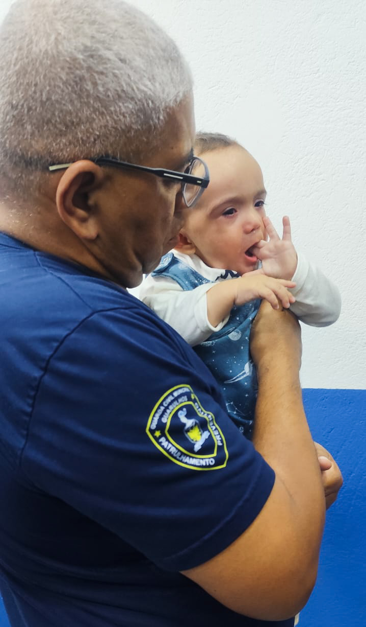 Criança de dois anos é salva com manobra de desengasgo pela GCM