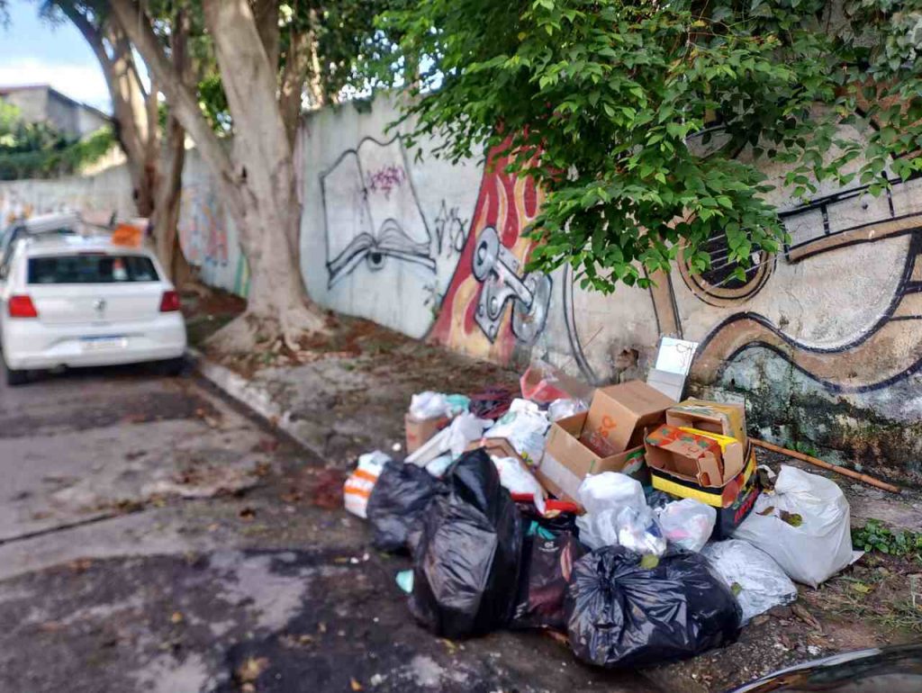 lixo na rua no Jardim Paulista