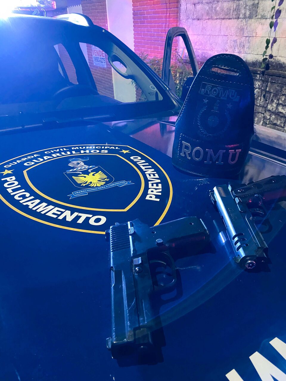 Três adolescentes são detidos com simulacros de armas na Vila Galvão