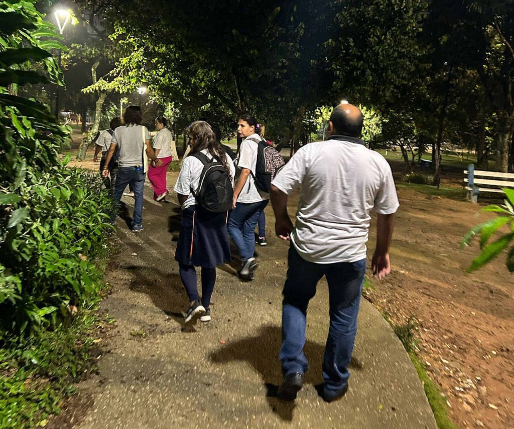 trilha noturna no Bosque Maia