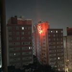 Momento do incêndio causado após balão atingir condomínio