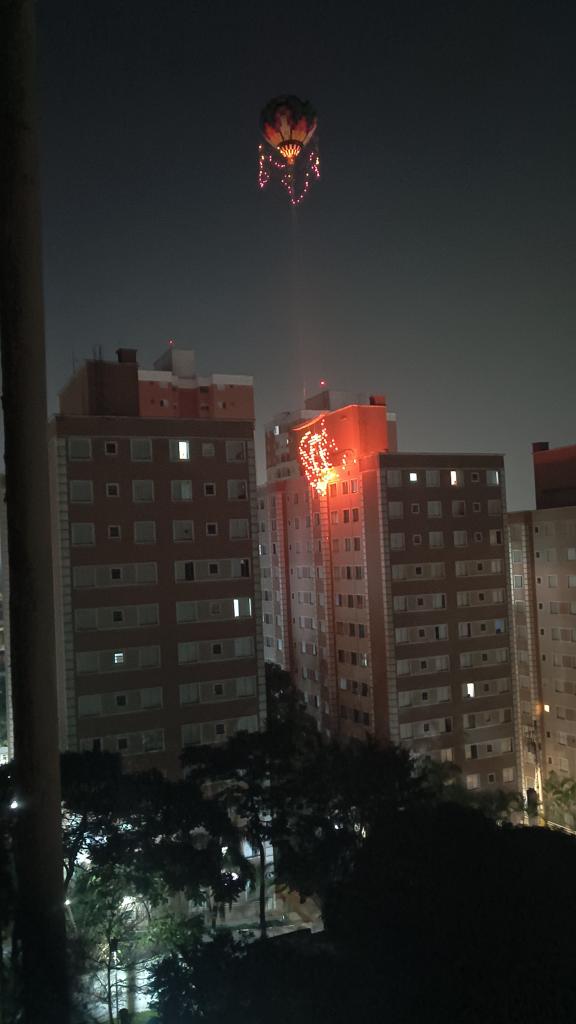 Momento do incêndio causado após balão atingir condomínio