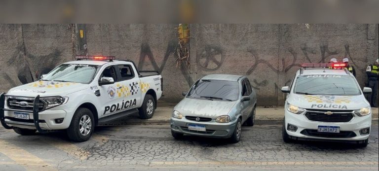 Carro apreendido pelo Policiamento de Trânsito