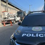 Viatura da Polícia Civil e da EDP em local do crime
