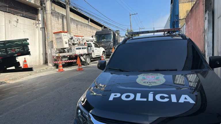 Viatura da Polícia Civil e da EDP em local do crime