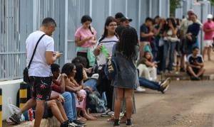 Espera de estudantes para fazer o Enem