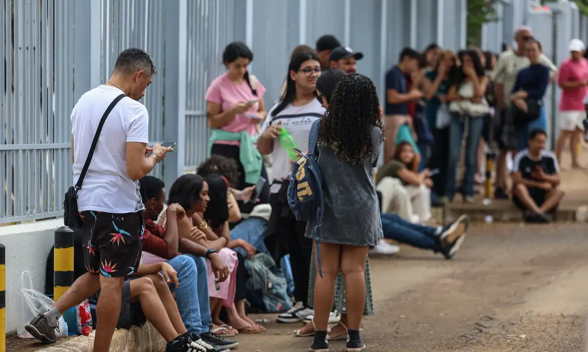 Espera de estudantes para fazer o Enem