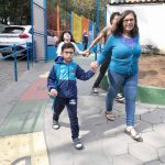 Volta às aulas, crianças com familiares