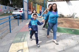 Volta às aulas, crianças com familiares