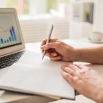 Mulher estudando/realizando finanças