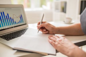 Mulher estudando/realizando finanças