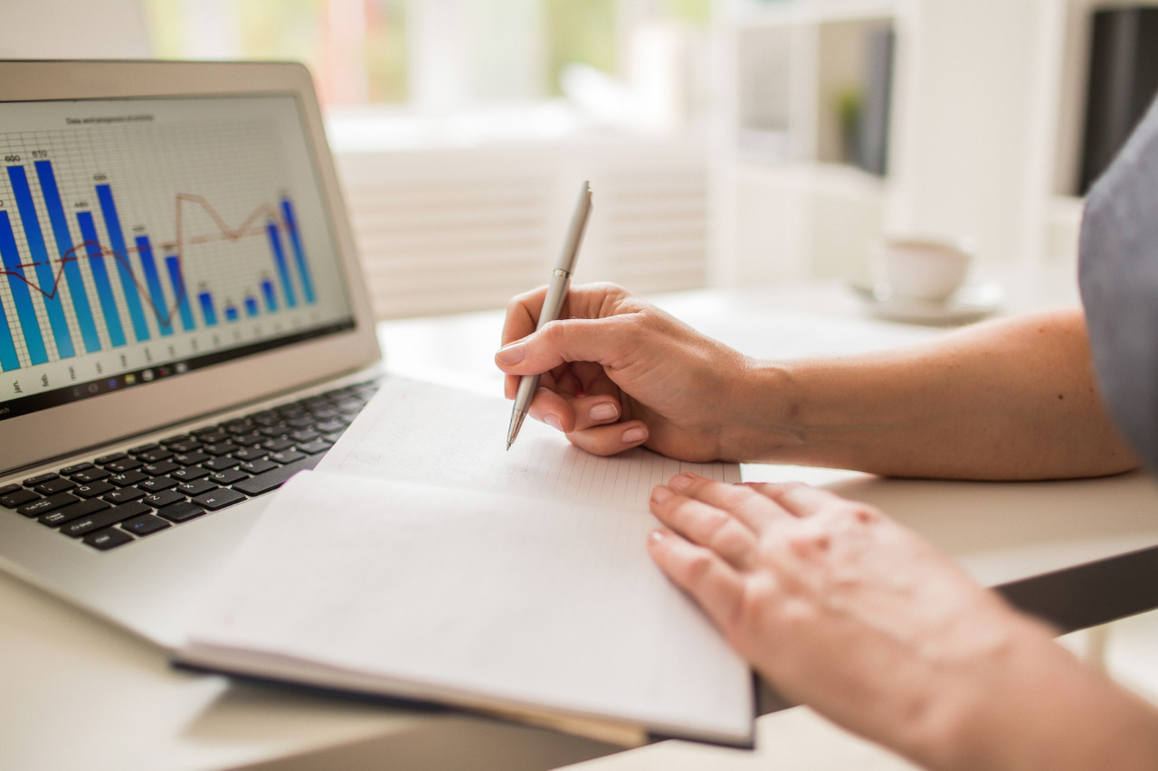 Mulher estudando/realizando finanças