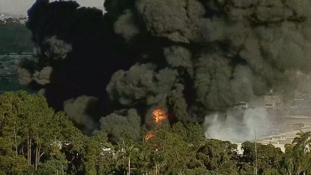 Fumaça do incêndio em Indústria de Guarulhos