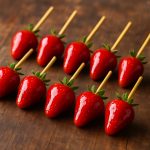 Morangos preparados para aula de culinária com tema "Morango do Amor"