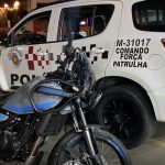 Motocicleta roubada apreendida e viatura da PM
