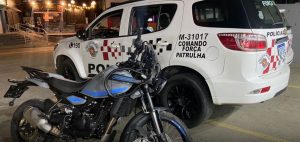 Motocicleta roubada apreendida e viatura da PM