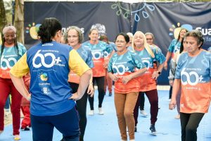 Núcleo do Idoso Cidade Satélite com idosos fazendo atividades físicas