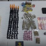Dinheiro e drogas apreendidos com traficante preso pela PM