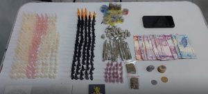 Dinheiro e drogas apreendidos com traficante preso pela PM