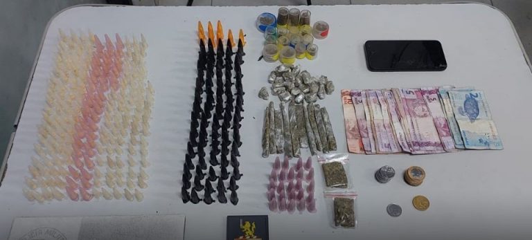 Dinheiro e drogas apreendidos com traficante preso pela PM
