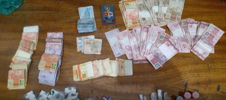 Material apreendido com a dupla de traficantes pela PM