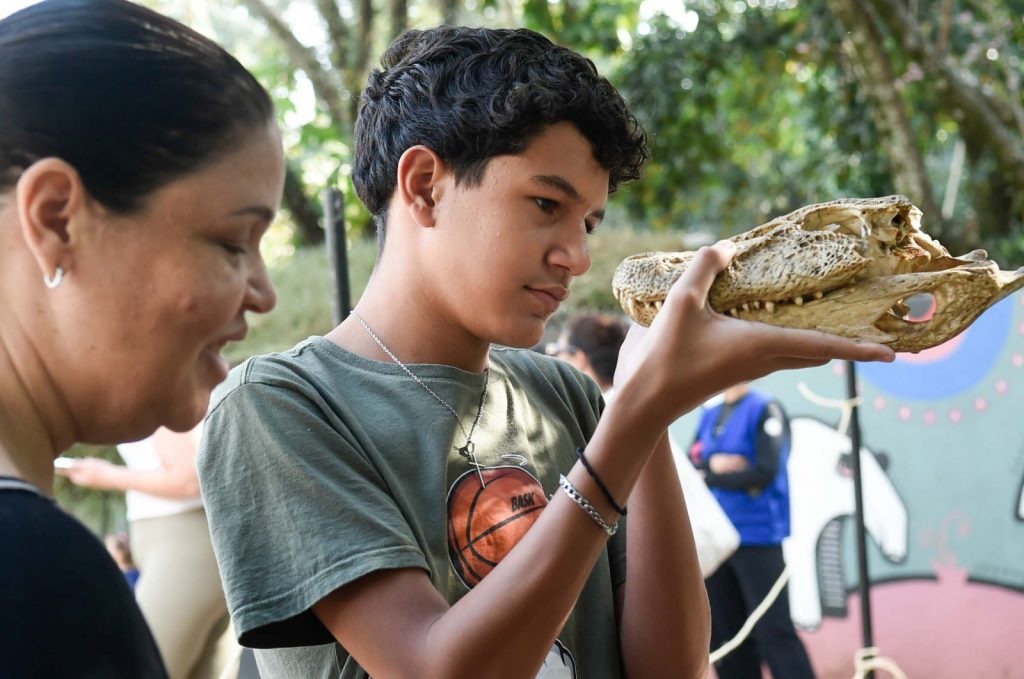 Pessoas na Oficina Jacare de Boa na Lagoa