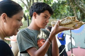 Pessoas na Oficina Jacare de Boa na Lagoa