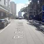 Rua em que aconteceu o acidente envolvendo motorista de ônibus que bateu em muro