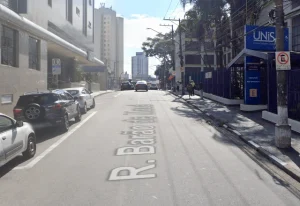 Rua em que aconteceu o acidente envolvendo motorista de ônibus que bateu em muro