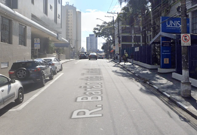 Rua em que aconteceu o acidente envolvendo motorista de ônibus que bateu em muro