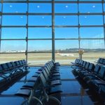 De dentro do Aeroporto Internacional de Guarulhos - bancos de espera